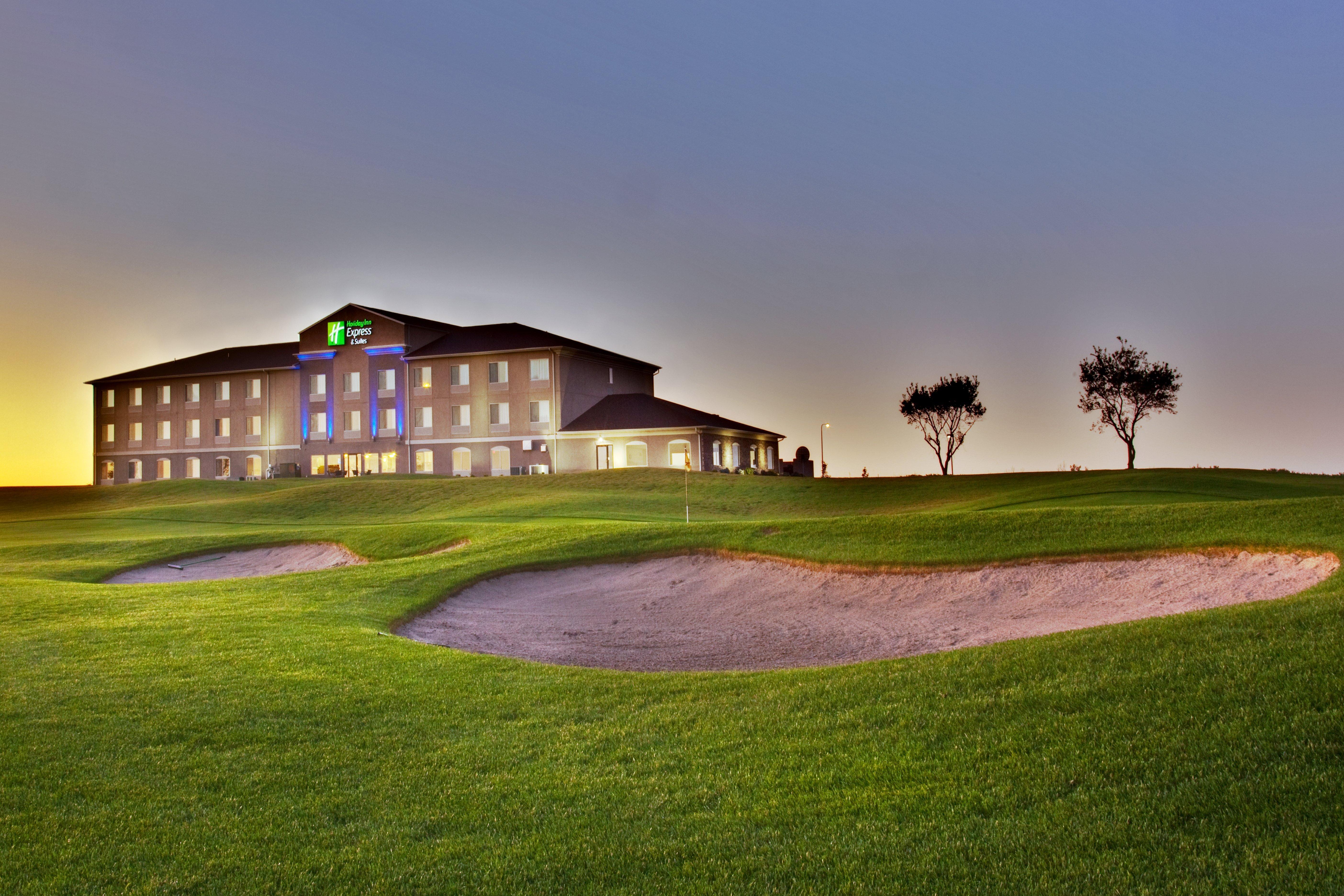 Holiday Inn Express & Suites Sioux Center By Ihg Exterior photo